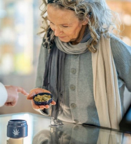 Le CBD peut-il convenir aux personnes âgées ?
