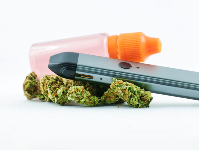 CBD vaporizer with e-liquid and hemp buds
